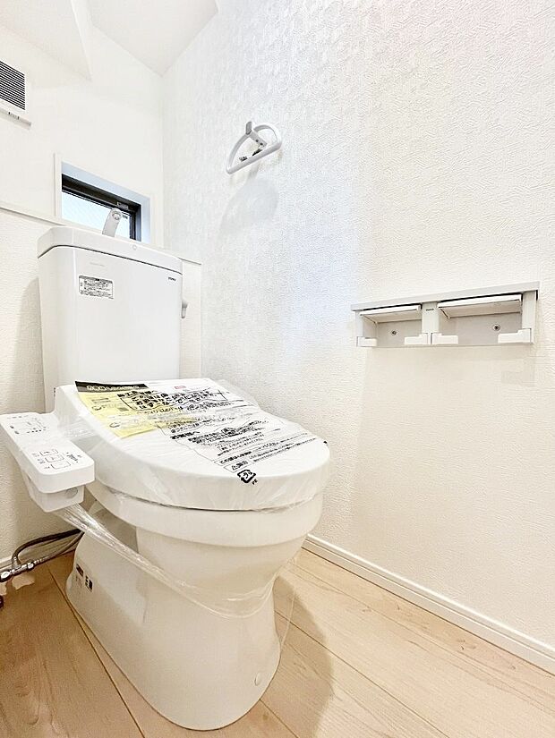 清潔感あるシャワートイレ。小窓から光が注ぎ込みます!