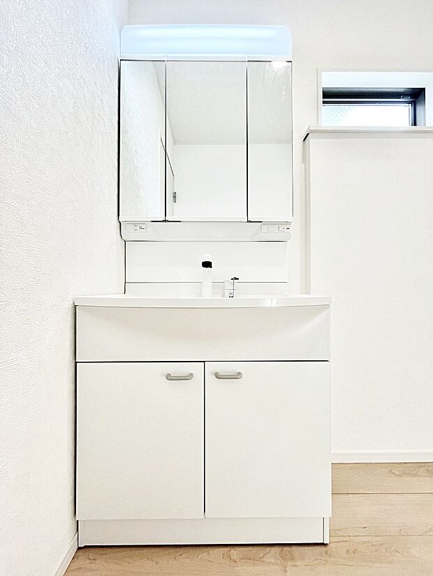 大きく見やすい三面鏡で清潔感ある洗面台は、身だしなみチェックや肌のお手入れにおすすめです。