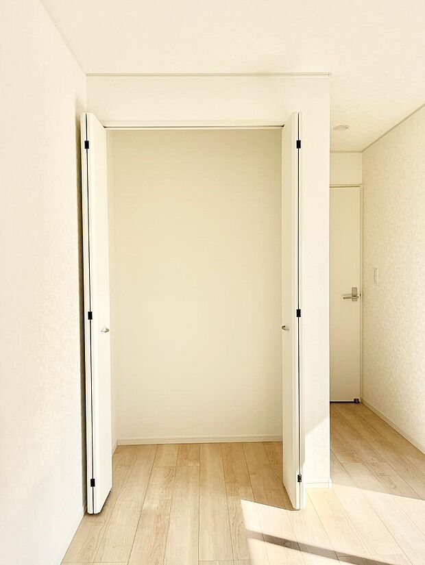 洋室のクローゼット。奥行きがあるので厚手の衣類もすっきり収まります。