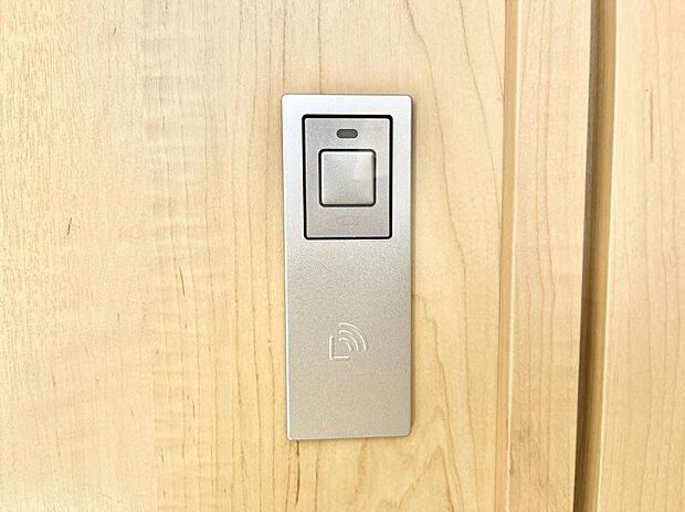 スマートに開錠できる電子キー。