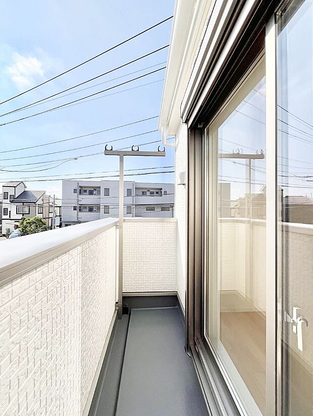 ゆったりバルコニーだから沢山お洗濯ものを干せます。