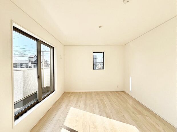 明るいバルコニーサイドに洋室を設置。目覚めの良い寝室に。 