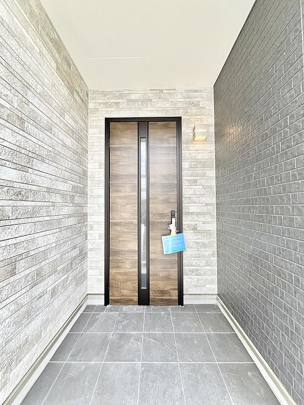 大切な家族、来客を出迎える玄関。