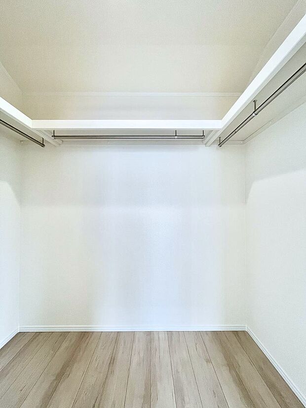 ウォークインクローゼット付きで生活空間を広く利用できます。