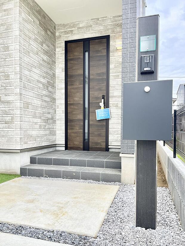 表札・インターホン・ポストをひとつに集約。エントランスになじむシンプルデザイン。