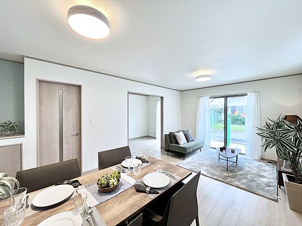 明るい陽光が注ぎ、寛ぎの雰囲気に満たされるリビング・ダイニング。