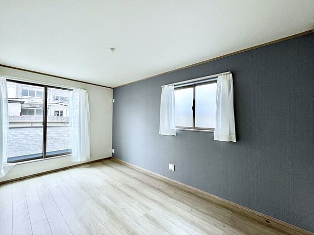 明るいバルコニーサイドに洋室を設置。目覚めの良い寝室に。 