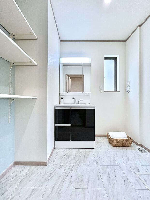 大きく見やすい三面鏡で清潔感ある洗面台は、身だしなみチェックや肌のお手入れにおすすめです。 