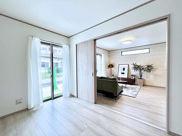 リビングの隣にある洋室。扉を開放して広く利用することも可能です。