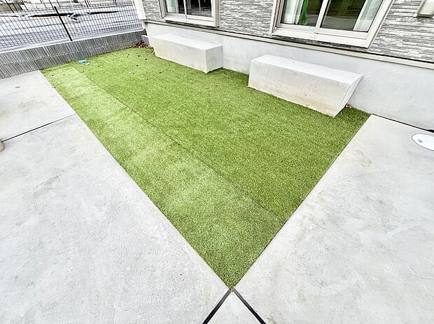 ガーデニングや家庭菜園も楽しめるお庭付き。