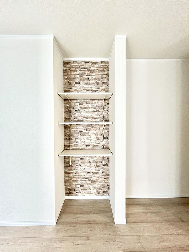 リビング収納。ここに収納があると物が集まるLDKがスッキリ片付きそうですね。  