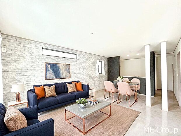 ご家族の賑やかな話し声で包まれる明るいリビング ※家具はCGです