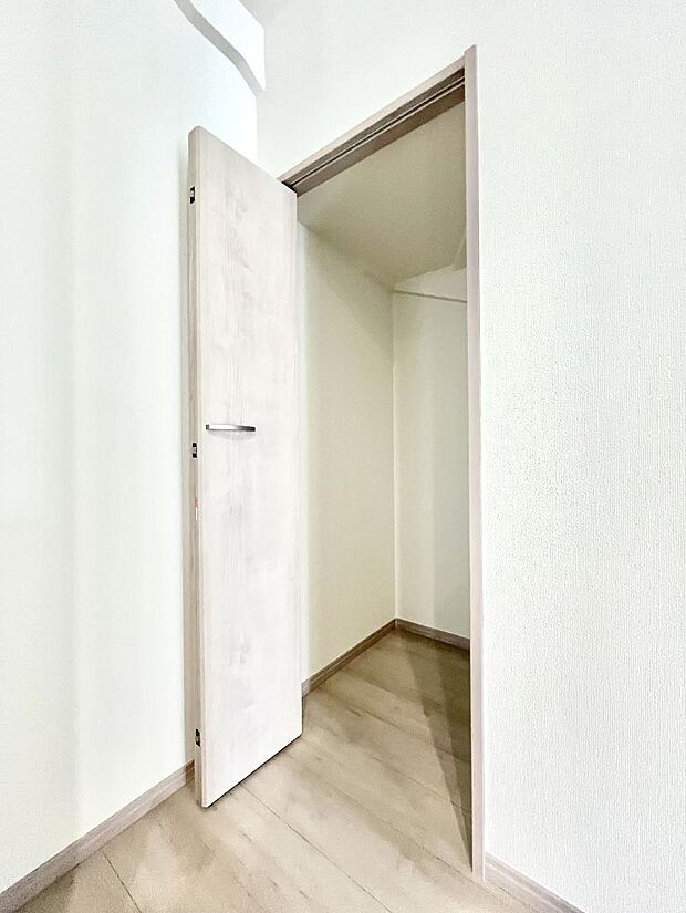 キッチン横収納!食材のストックはもちろん、日用品の収納など使い方はいろいろ!