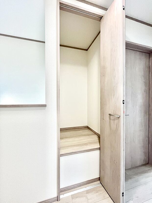 廊下収納。掃除道具や季節の小物を収納することができます。