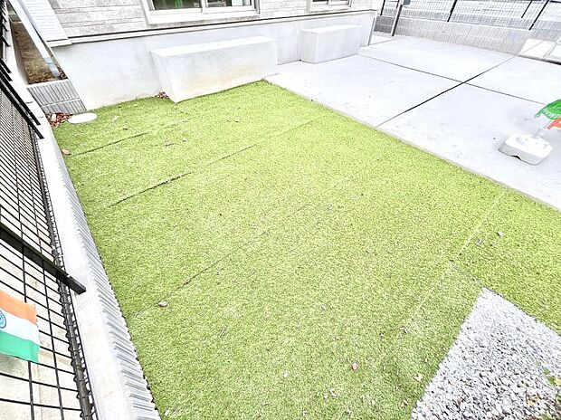 プランターを並べて季節のお花を楽しめるお庭付き。