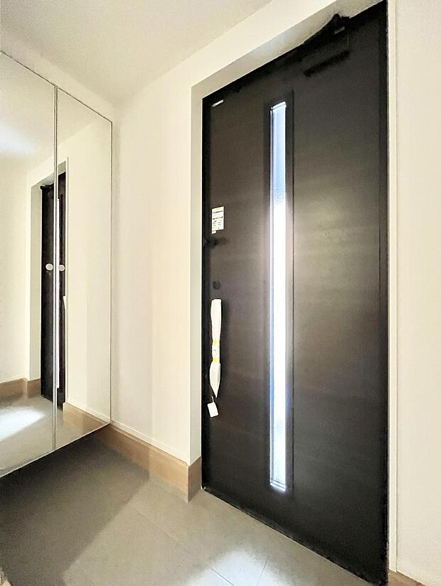 ガラススリットの入った玄関ドアが室内に光を届けてくれます　