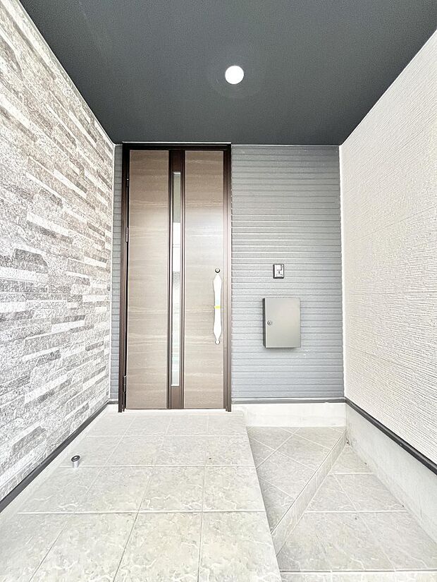 玄関前は雨が降っても濡れにくい屋根付き  