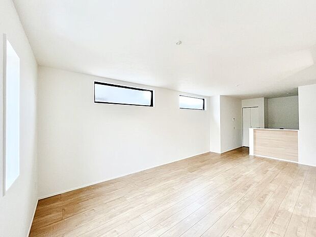 明るい陽光が注ぎ、寛ぎの雰囲気に満たされるリビング・ダイニング。 　