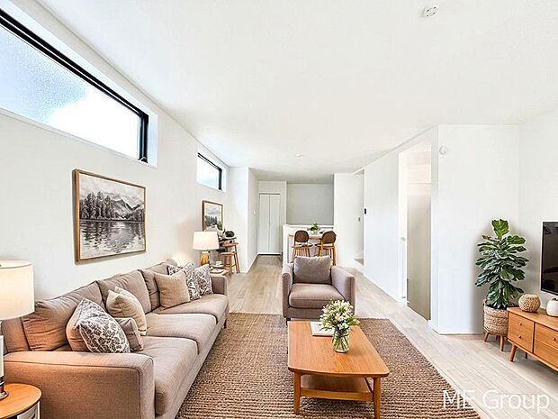 ご家族の賑やかな話し声で包まれる明るいリビング ※家具はCGです