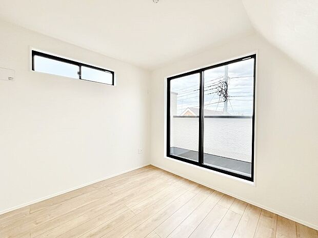 明るいバルコニーサイドに洋室を設置。目覚めの良い寝室に。 　