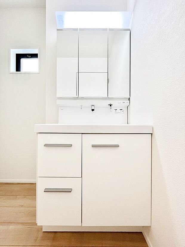 収納力と機能性に優れた洗面化粧台　