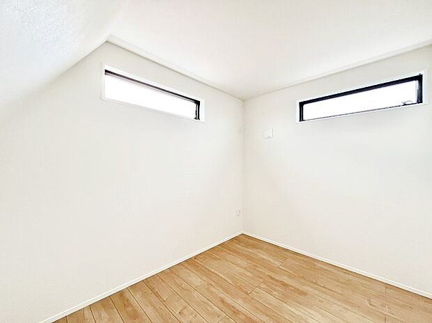 窓からのやさしい光が心地よいプライベートルーム