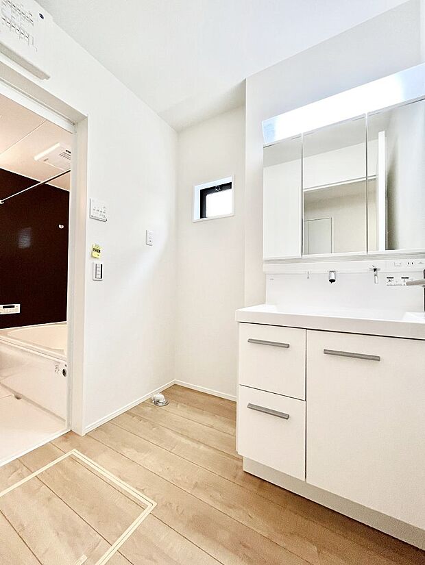 身支度もスムーズにおこなえる脱衣場。　  