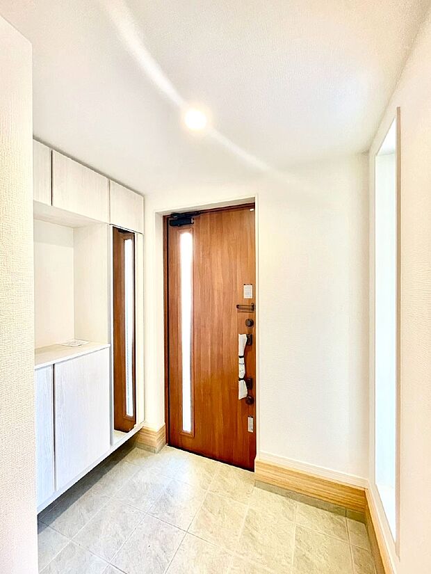 明るい玄関はお客様をお出迎えするのにぴったりです!