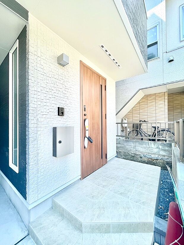 大切な家族、来客を出迎える玄関。