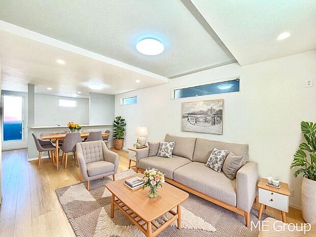 ご家族の賑やかな話し声で包まれる明るいリビング ※家具はCGです