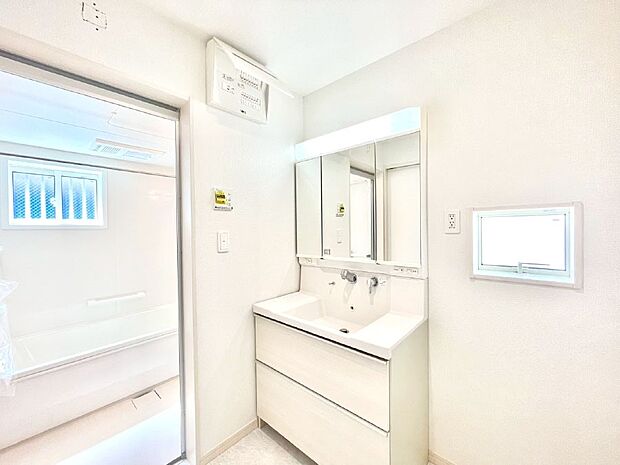 清潔感のある快適空間です。毎日の身支度も気持ち良くお使い頂けます。