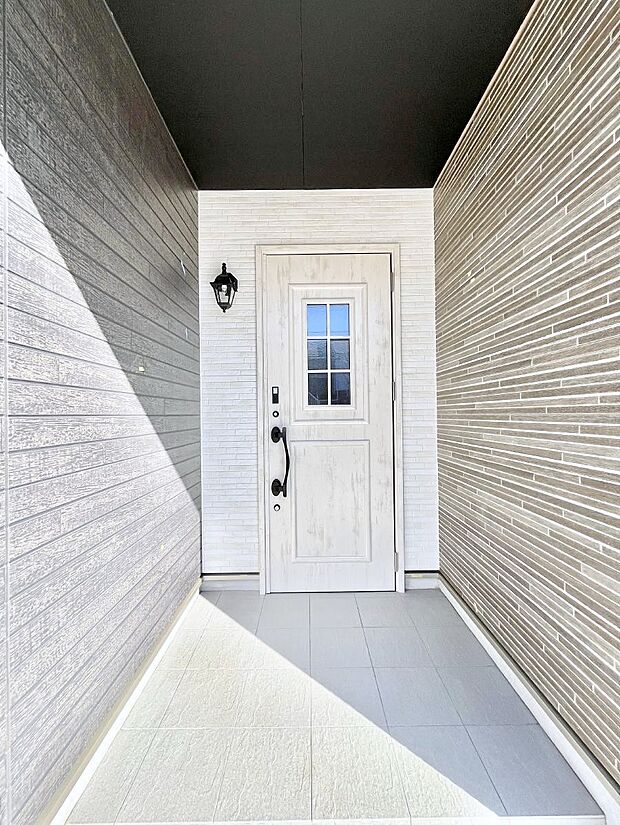 玄関前は雨が降っても濡れにくい屋根付き