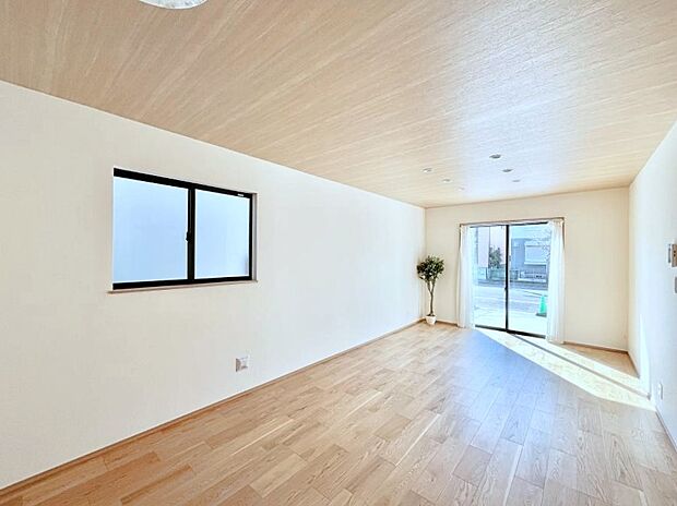 明るい陽光が注ぎ、寛ぎの雰囲気に満たされるリビング・ダイニング。