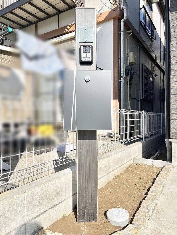 表札・インターホン・ポストをひとつに集約。エントランスになじむシンプルデザイン。