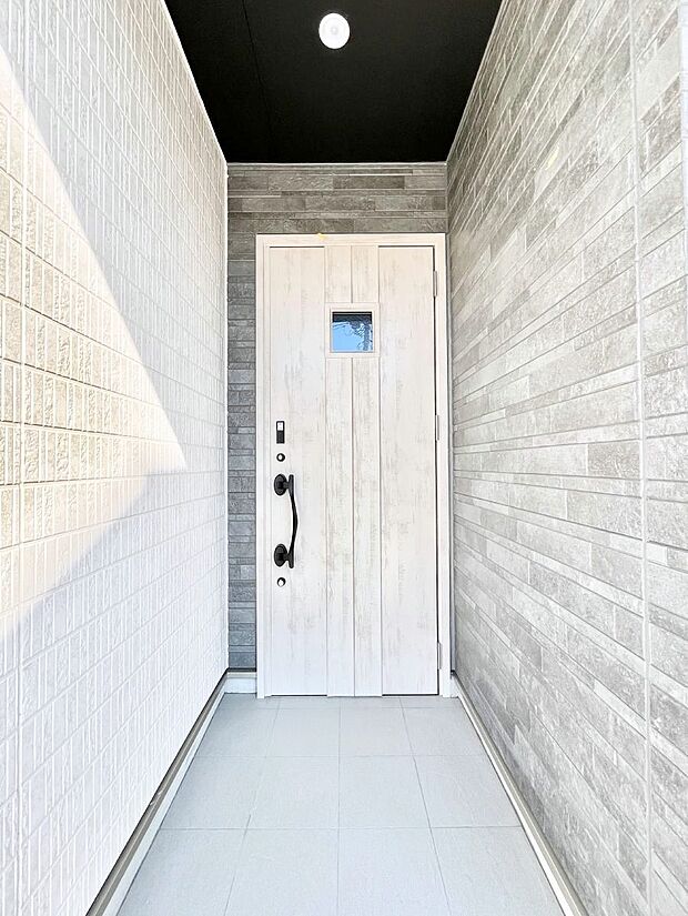 大切な家族、来客を出迎える玄関。玄関前は屋根付きで雨が降っていても濡れにくいです。