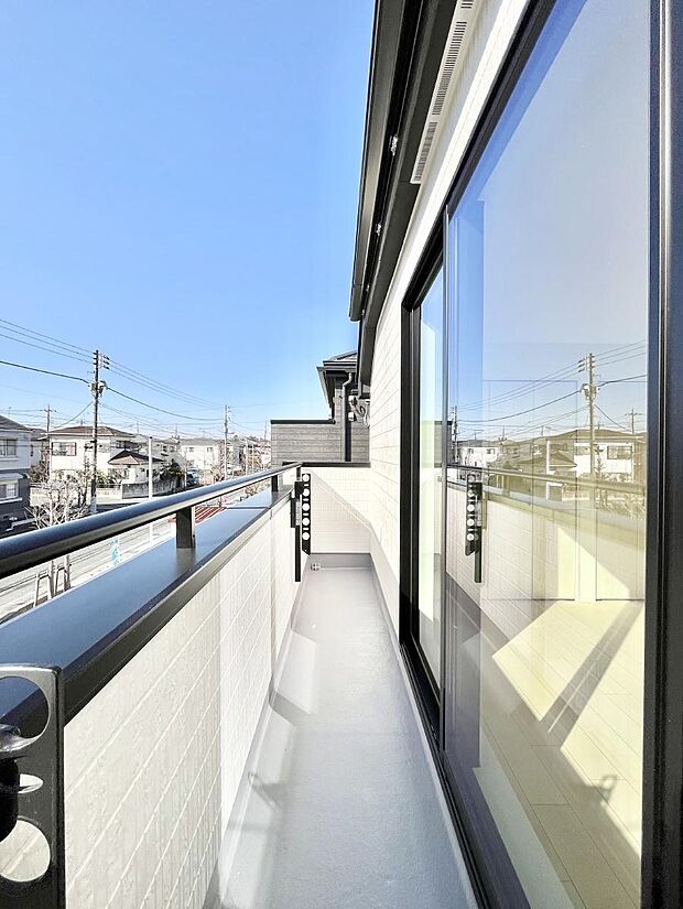 暖かな陽光が降り注ぐバルコニーはお洗濯におすすめ。爽やかな風も心地よいです。
