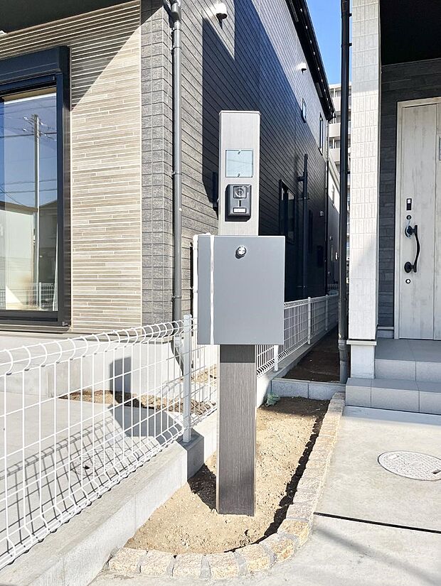 表札・インターホン・ポストをひとつに集約。エントランスになじむシンプルデザイン。