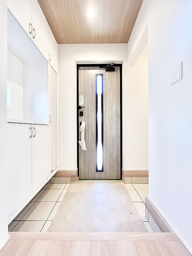 ガラススリットの入った玄関ドアが室内に光を届けてくれます