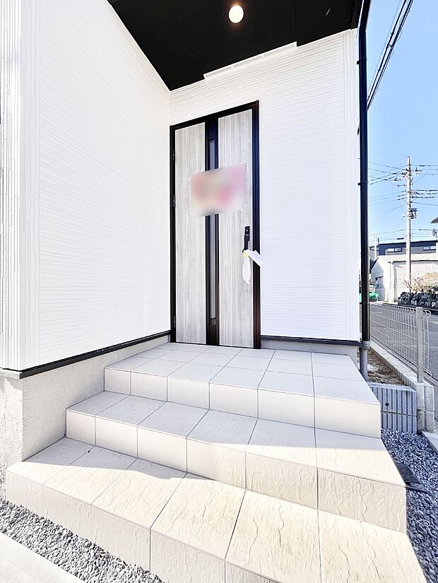 玄関前は雨が降っても濡れにくい屋根付き