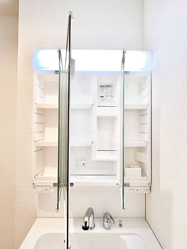 三面鏡の裏に、化粧品や衛生用品などを収納可能。洗面台をすっきりと保ちます!