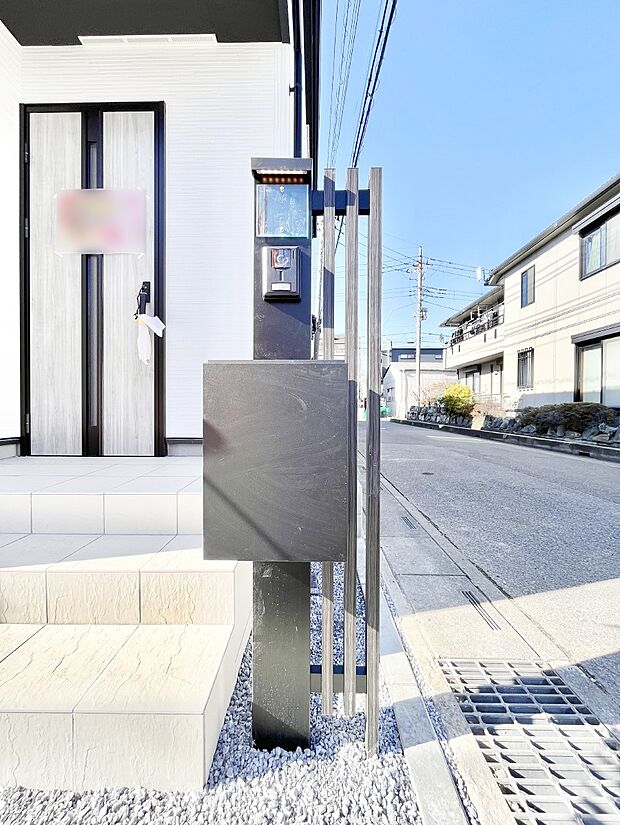 シンプルなデザインのポスト