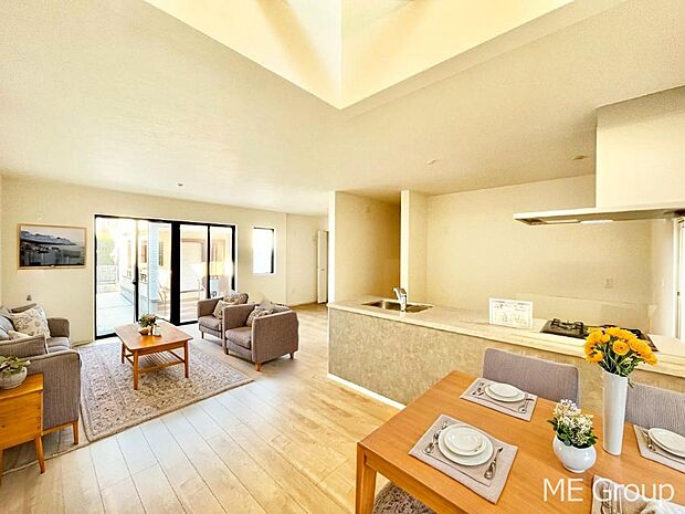 上部は吹抜け!自然光が取り込まれ、家族団らんの場所を明るく演出※家具はCGです