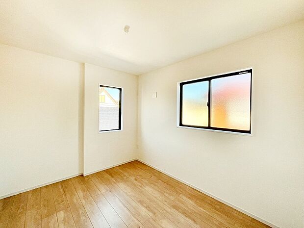 窓からのやさしい光が心地よいプライベートルーム  