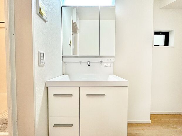 収納力と機能性に優れた洗面化粧台