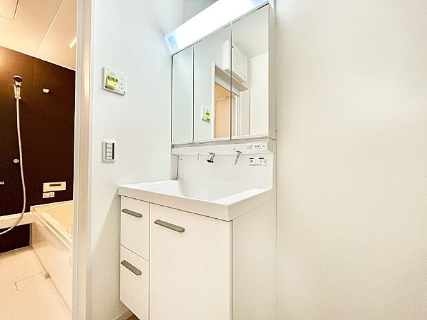 清潔感ある洗面化粧室で朝の身支度も快適