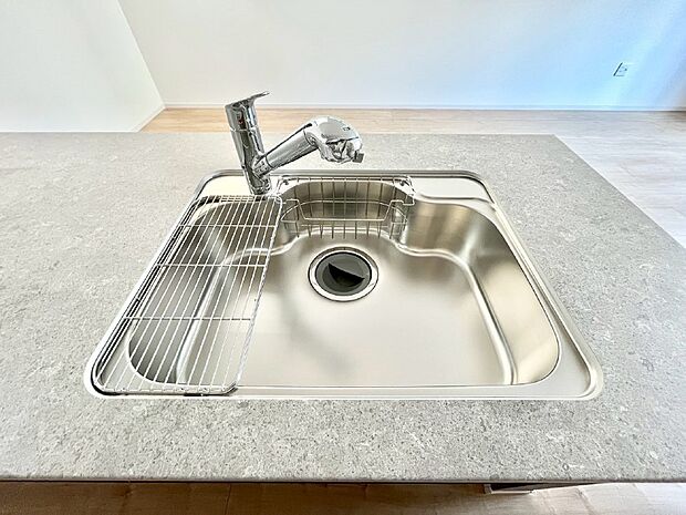 広々としたシンクでお料理やお皿洗いもラクラク快適に！