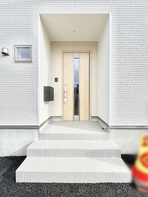 大切な家族、来客を出迎える玄関。