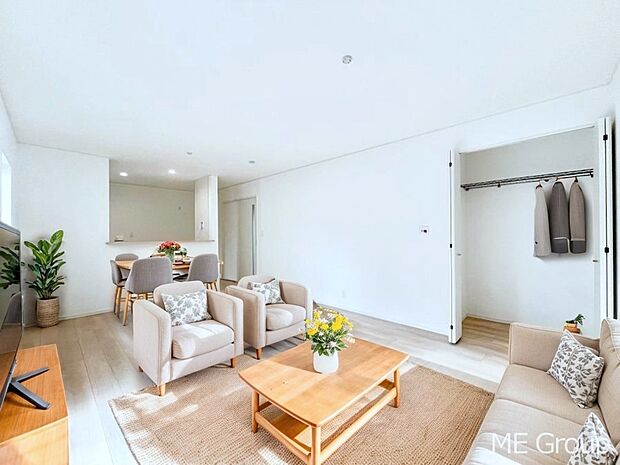 ご家族の賑やかな話し声で包まれる明るいリビング  ※家具はCGです  