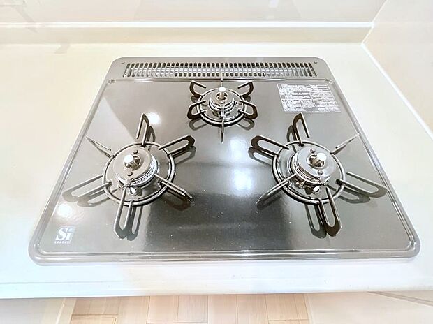 ガスコンロはSiセンサー搭載。火力調節や焦げ付き・消し忘れも防いでくれます。