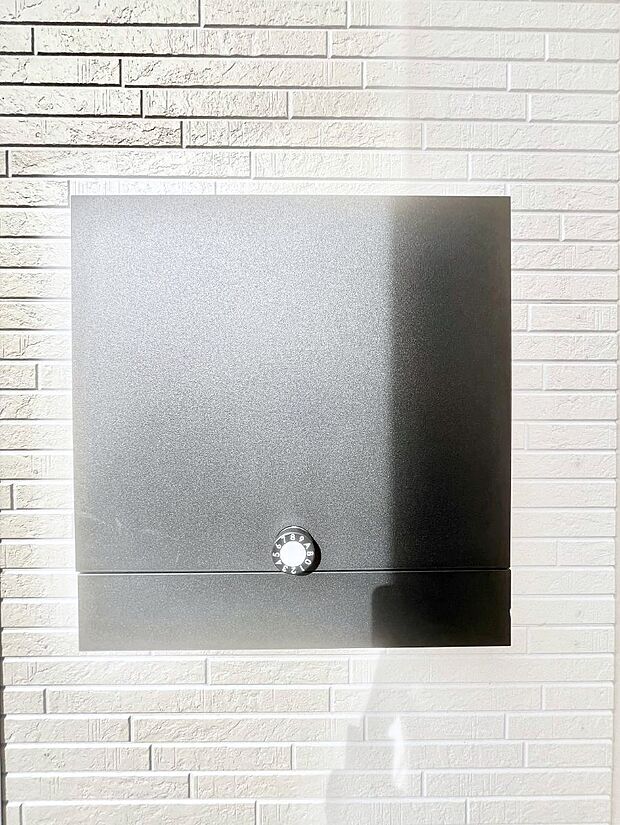 シンプルデザインのポスト。